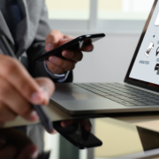 Saftec Digital alerta para os principais sinais de que sua reputação está em risco, como críticas recorrentes ou menções negativas.