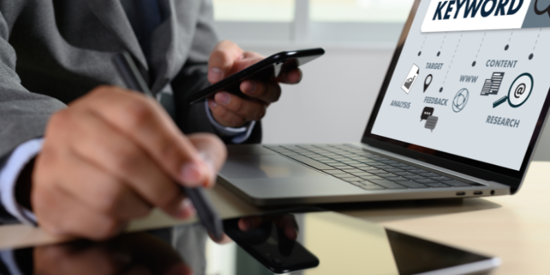 Saftec Digital alerta para os principais sinais de que sua reputação está em risco, como críticas recorrentes ou menções negativas.