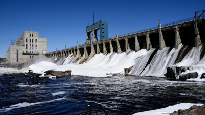 Fernando Trabach Filho investiga como a complementaridade entre hidrelétricas e energia solar redefine a lógica dos investimentos públicos no setor energético.