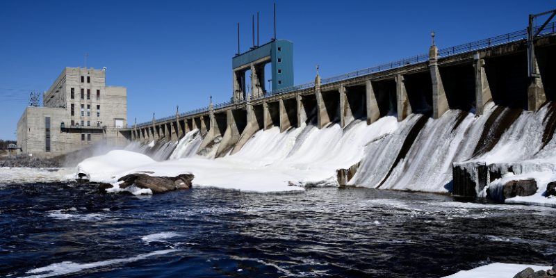 Fernando Trabach Filho investiga como a complementaridade entre hidrelétricas e energia solar redefine a lógica dos investimentos públicos no setor energético.