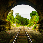 A aprovação do túnel sob o Lago Michigan, que consolida a solução definitiva para a Linha 5, ganha ainda mais relevância com a visão estratégica de Paulo Roberto Gomes Fernandes.
